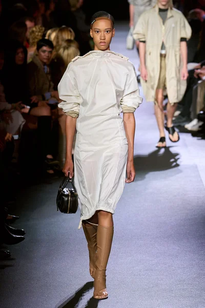 Look 10